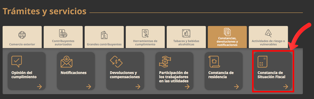 Captura de pantalla de sitio web del SAT, opciones, Tramites y Servicios, Constancias, devoluciones y notificaciones, subrayado en rojo y con flecha roja está el enlace Constancia de situación Fiscal